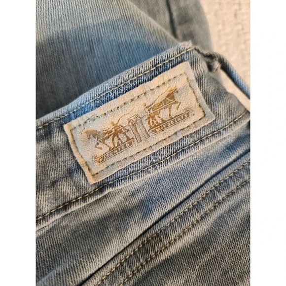 Levi's Silvertab 10" Bermuda Shorts Rolled Cuff Light Wash Sz 8 - Picture 4 of 10